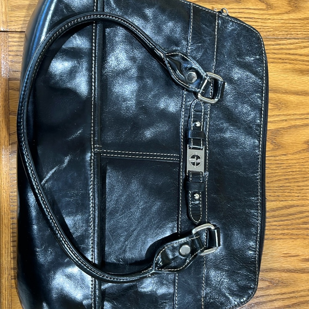 Giani Bernani leather tote. Excellent condition.